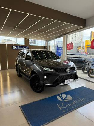 TOYOTA HILUX SW4 2.8 D-4D TURBO DIESEL DIAMOND 7L 4X4 AUTOMÁTICO